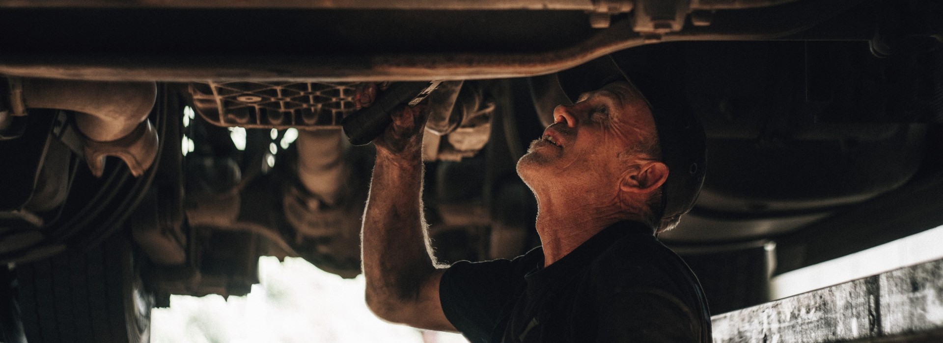Transbozen: die firmeneigene Werkstatt garantiert termingerechte Lieferung, denn Schäden sind schnell behoben – wenn sie denn überhaupt entstehen. Ein Mechaniker wartet einen Lkw von Transbozen in der firmeneigenen Werkstatt.