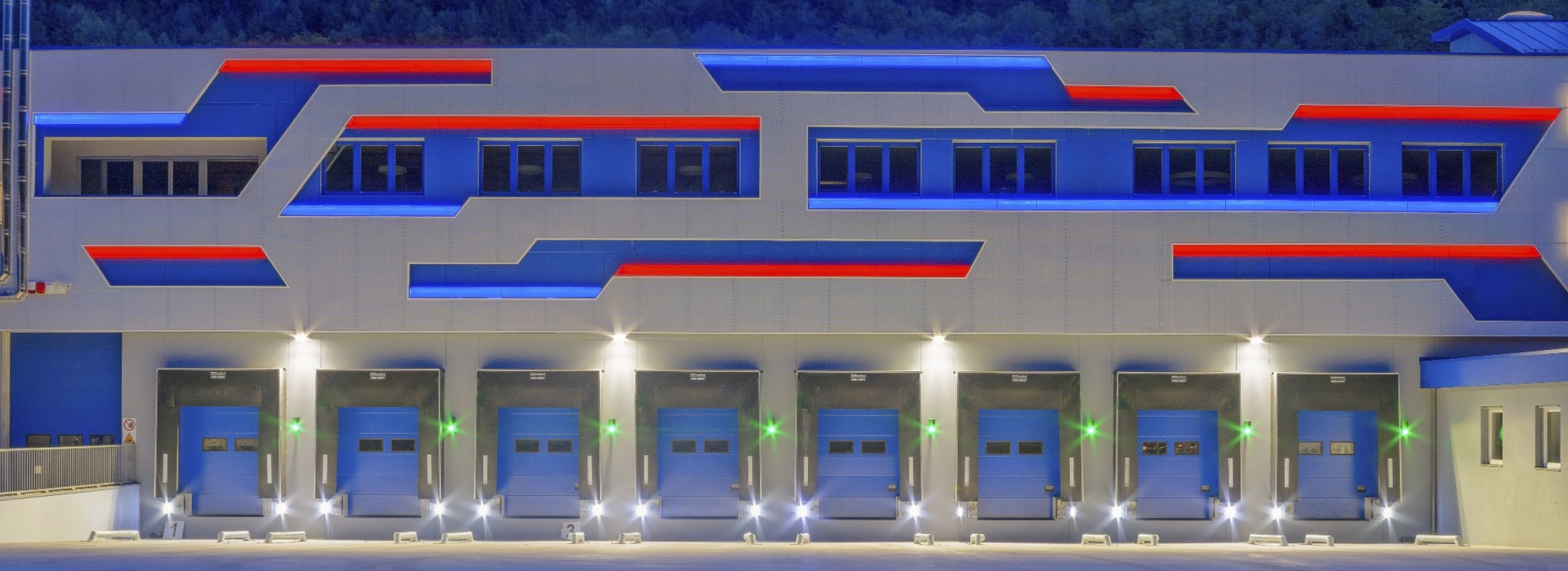 Der Hauptsitz von Transbozen fällt durch ein besonderes Design der Außenfassade sowie die Firmenfarben rot und blau auf.